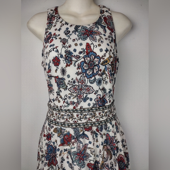 Beautiful handkerchief dress - Picture 2 of 15